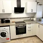 Cosy 2-Bedroom House In A Great Location
