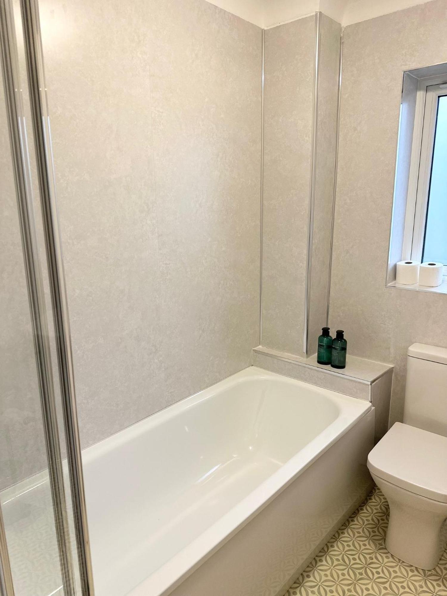 Cosy 2-bedroom House In A Great Location *